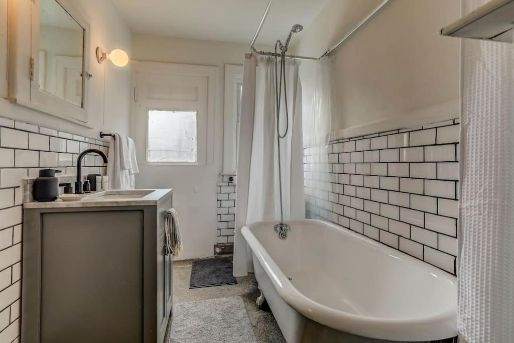 הוילה דטרויט Luxe Mid-Century Styled Historic Townhouse #1 מראה חיצוני תמונה